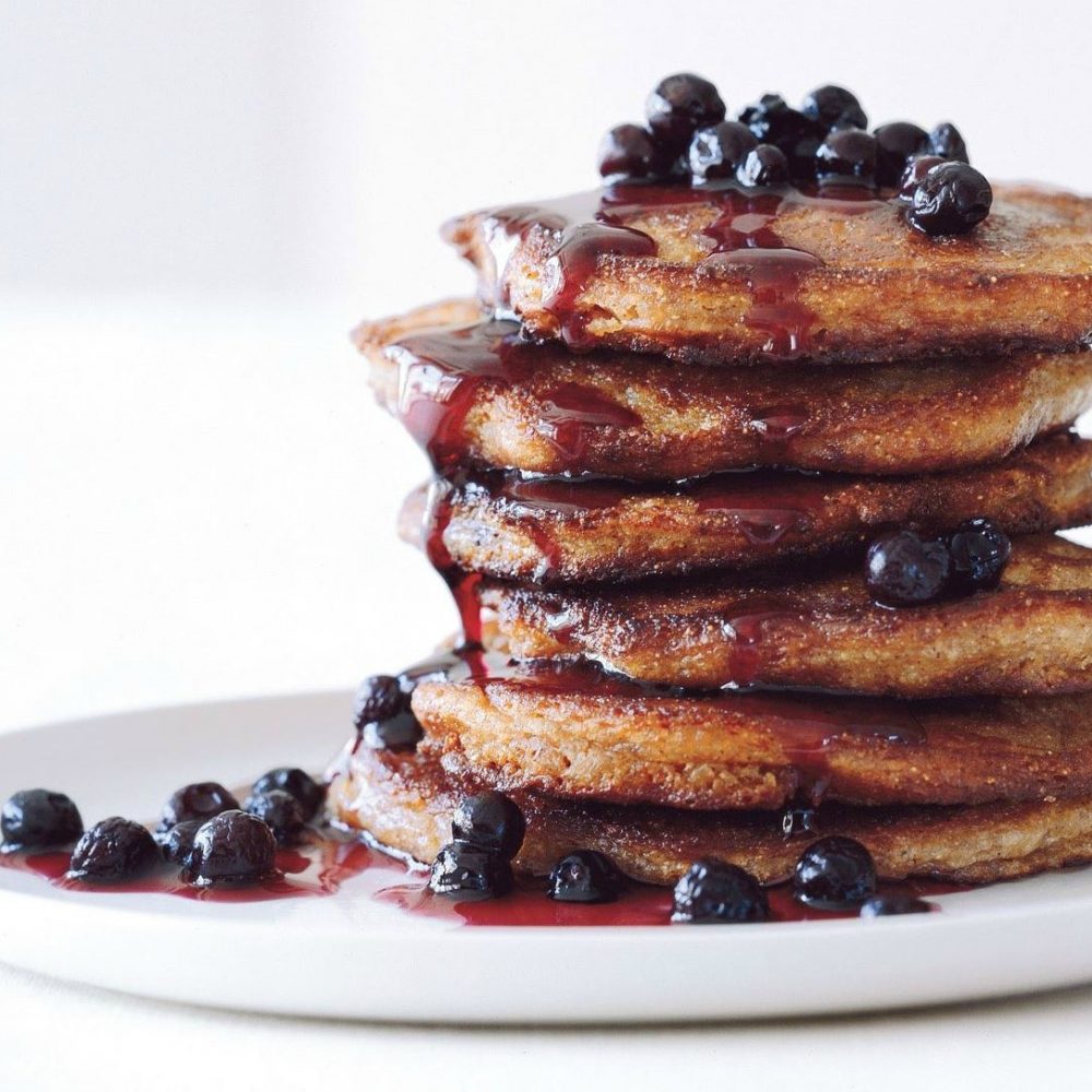 Pancakes de Chocolate con Salsa de Arándanos
