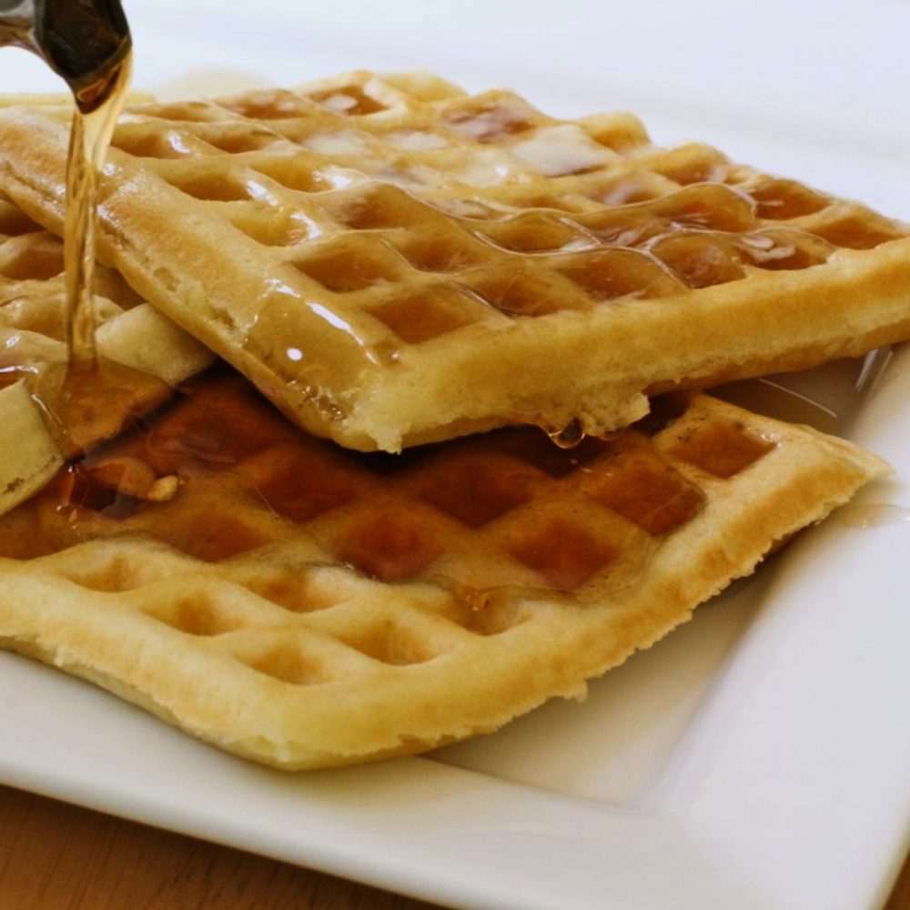 Waffles Acompañados Con Miel Balance Saludable